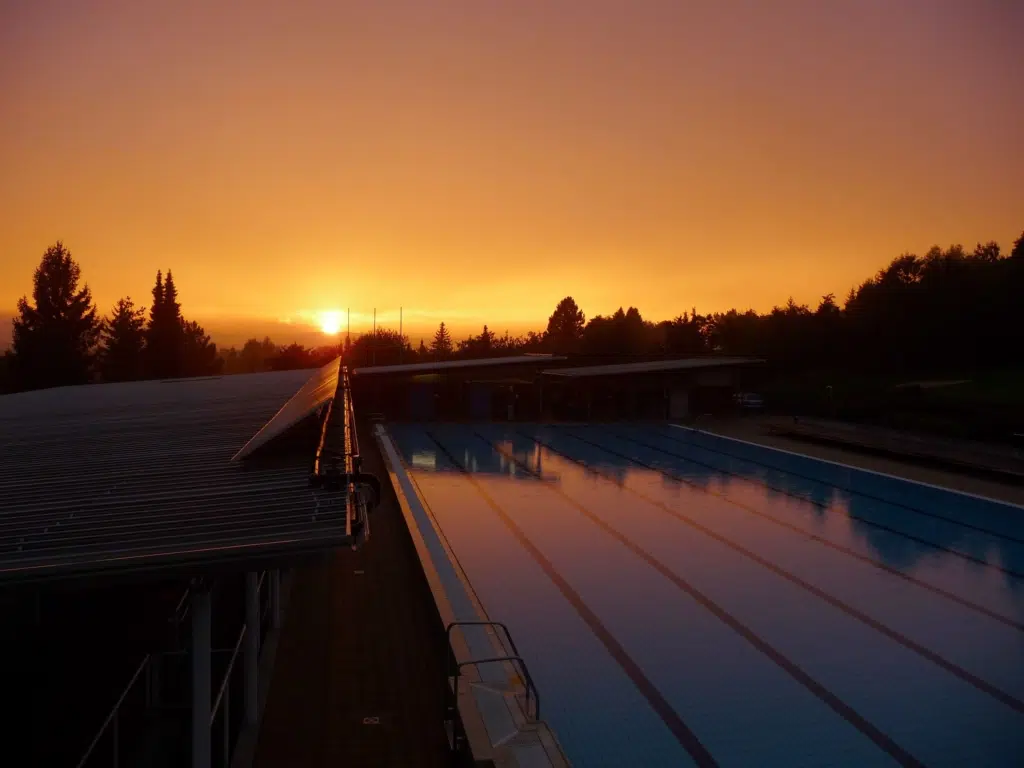 Sonnenuntergang im Freibad Marienhöhe in der Nähe von JUFA Hotels. Der Ort für erholsamen Familienurlaub und einen unvergesslichen Winter- und Wanderurlaub., abendstimmung, bayern, deutschland, freibad marienhöhe, freibad mit abendstimmung, freizeittipp, highlight, nördlingen, nördlinger ries, schwimmbecken, sonnenuntergang