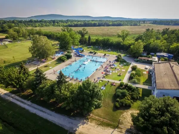 Ihr seht das Freibad in Seefeld-Kadolz in der Nähe vom JUFA Weinviertel – Hotel in der Eselsmühle***s. Der Ort für kinderfreundlichen und erlebnisreichen Urlaub für die ganze Familie.