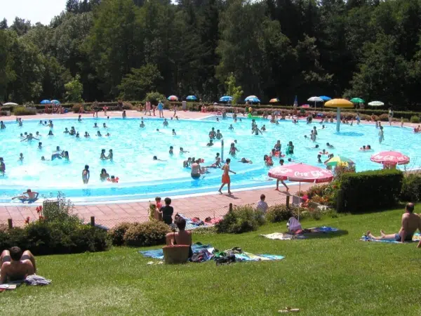 Menschen beim baden im Freibad Stefanshöhe in Wangen in der Nähe des JUFA Hotel Wangen - Sport-Resort. Der Ort für erholsamen Familienurlaub und einen unvergesslichen Winter- und Wanderurlaub., allgäu, baden, baden württemberg, freibad, freizeittipp, highlight, liegewiese, menschen, schwimmbad stefanshöhe, schwimmbecken, schwimmen, sommer, sonnenschirme, wangen