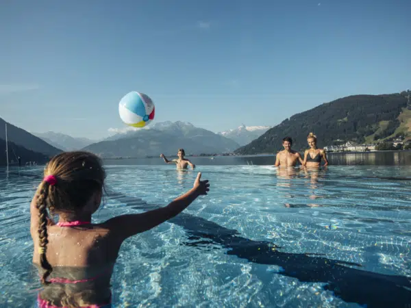 Ihr seht Kinder im Freibad Thumersbach-Zell am See in der Nähe vom JUFA Hotel Kaprun.