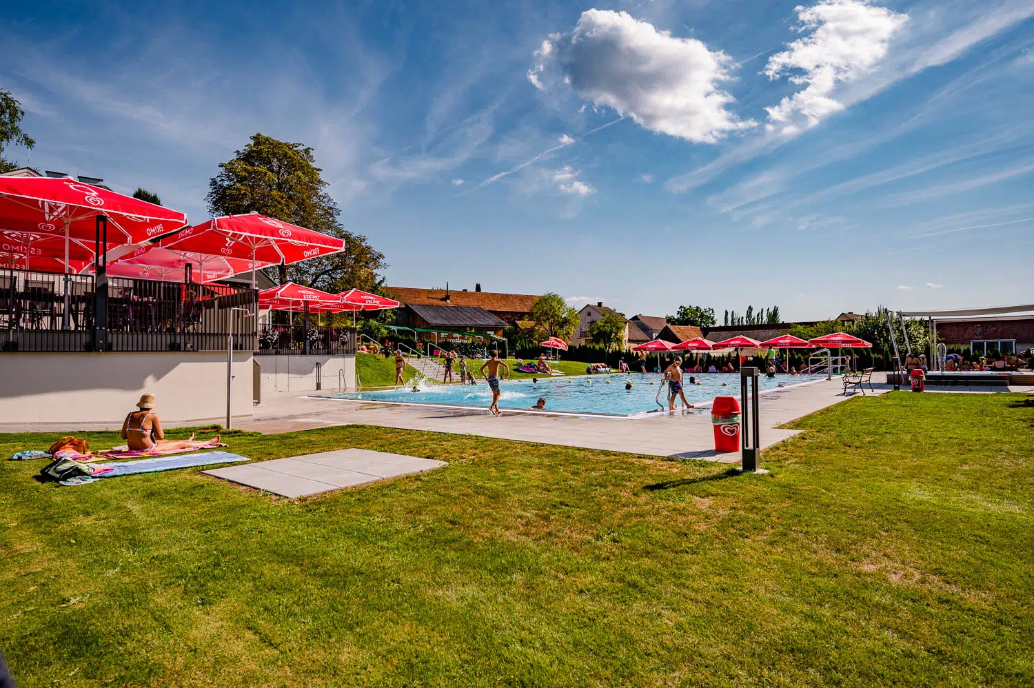 Ihr seht das Freibad Tieschen im Sommer in der Nähe vom JUFA Hotel Tieschen. Der Ort für kinderfreundlichen und erlebnisreichen Urlaub für die ganze Familie.