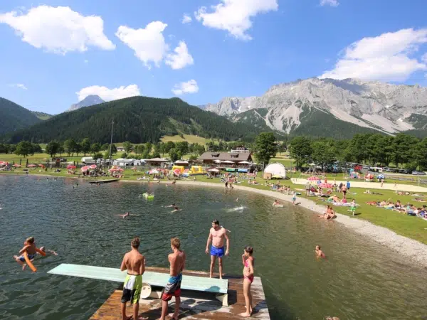 Badevergnügen am See im Freizeitpark Ramsau am Dachstein. JUFA Hotels bietet tollen Sommerurlaub an schönen Seen für die ganze Familie