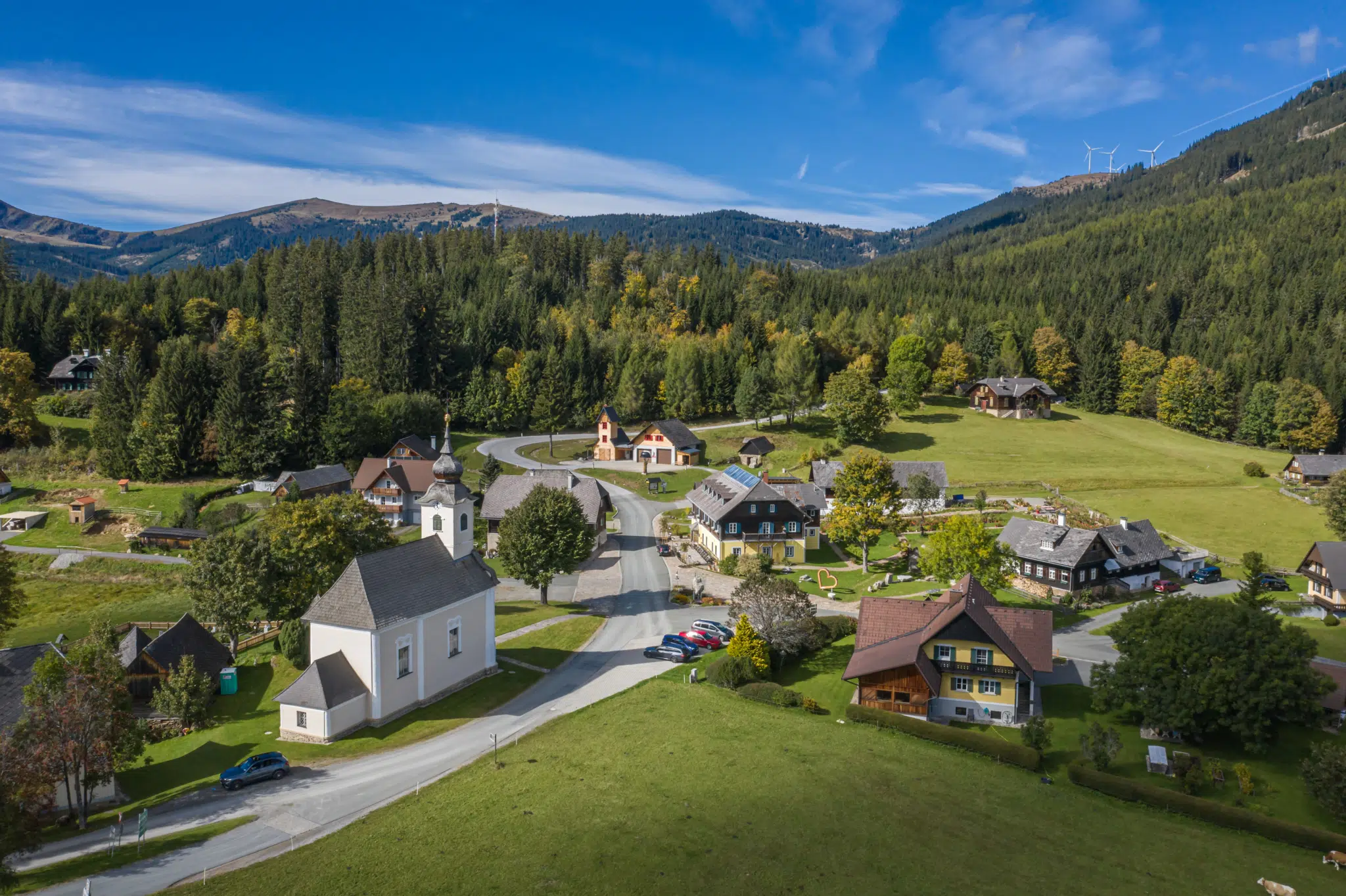 Ihr seht das Panorama des Geopark Glashütten im Schilcherland. JUFA Hotels bietet erholsamen Familienurlaub und einen unvergesslichen Winter- und Wanderurlaub.