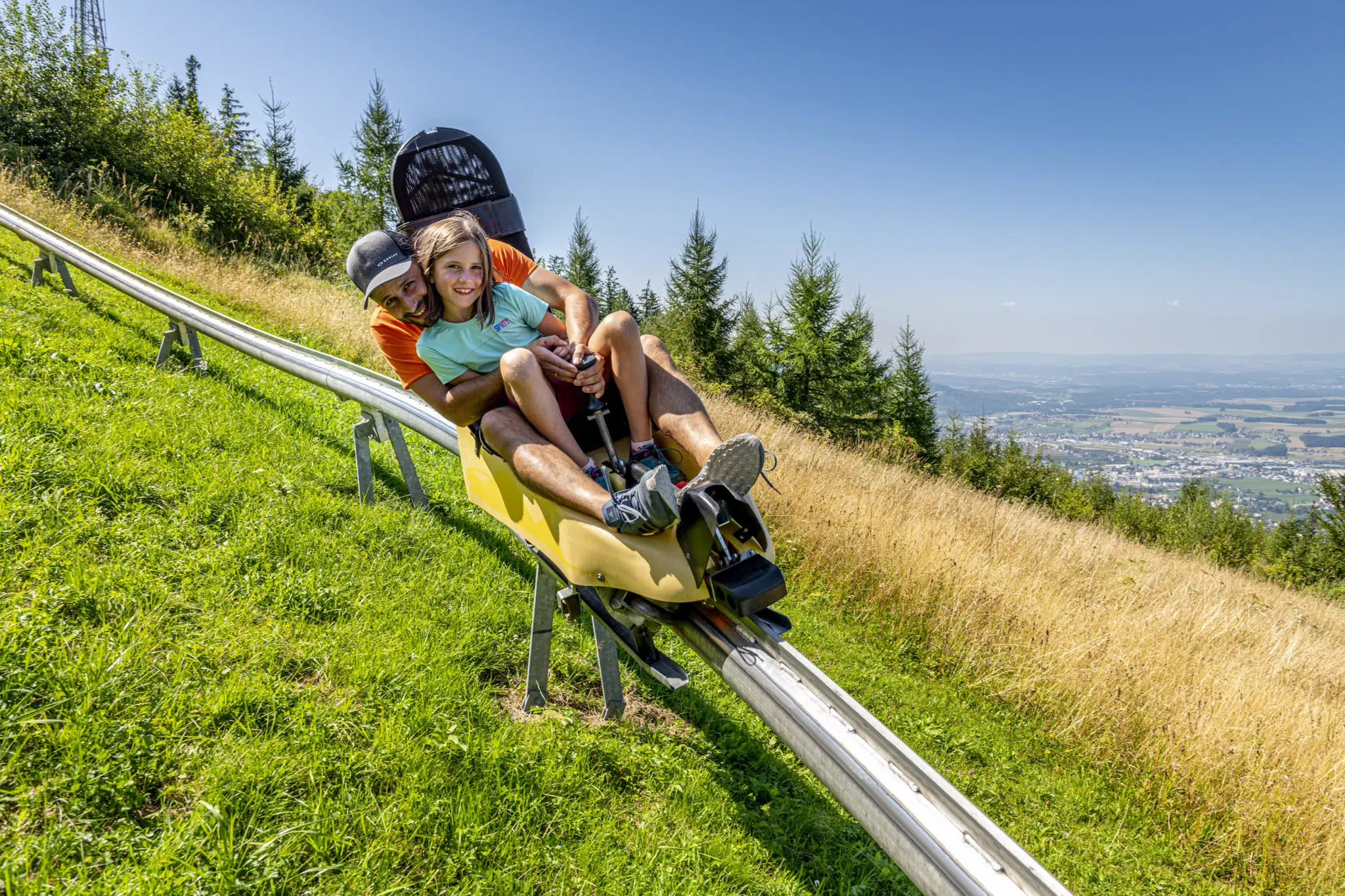 Ihr seht die Sommerrodelbahn am Grünberg bei Gmunden.