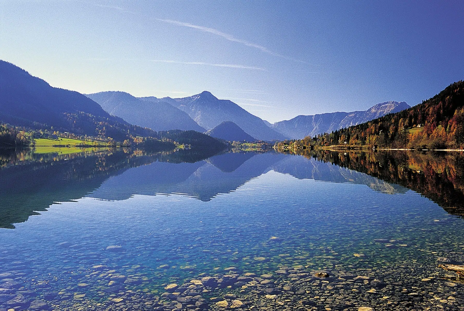 3-Seen-Tour mit dem Grundlsee in der Steiermark im Sommer. JUFA Hotels bietet tollen Sommerurlaub an schönen Seen für die ganze Familie.