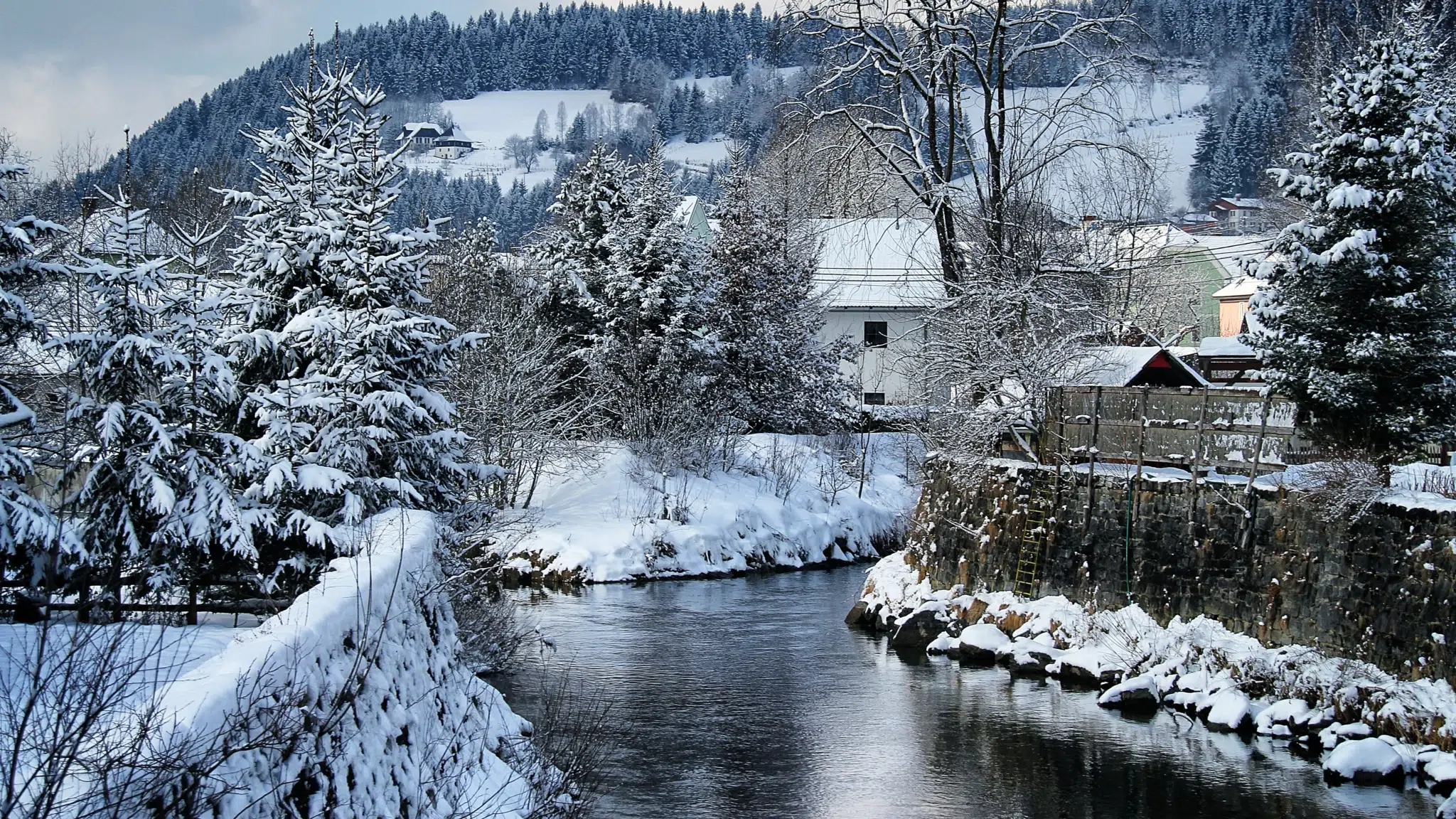 Verschneiter Fluß Gurk in der Nähe des JUFA Hotel Gurk im Winter. JUFA Hotels bieten erholsamen Familienurlaub und einen unvergesslichen Winter- und Wanderurlaub.