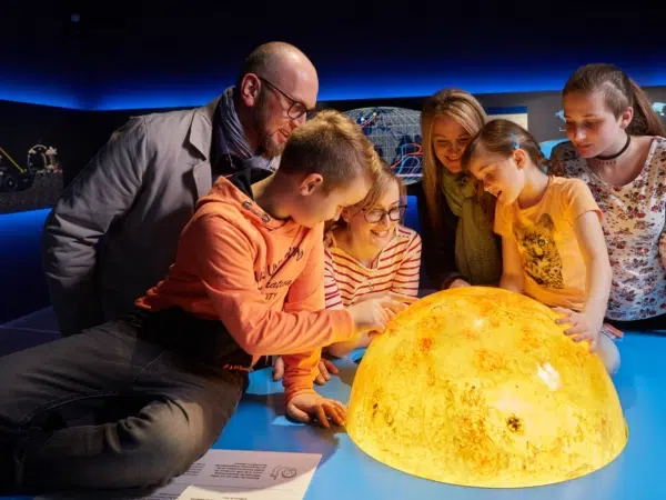 Ihr seht eine Familie in der Sonnenwelt Waldviertel