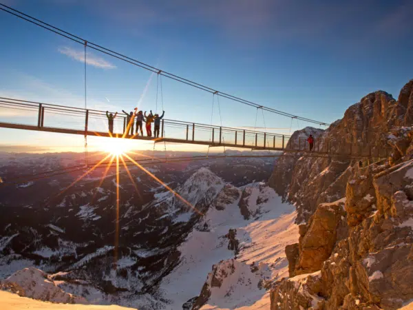 Ihr seht die Hängebrücke am Dachstein bei Sonnenschein im Winter.