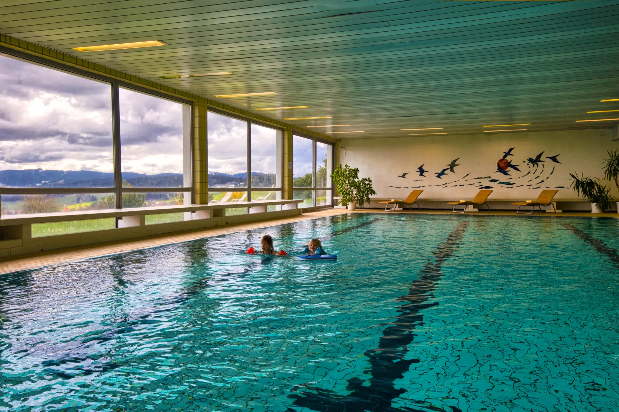 Sie sehen ein Hallenbad im JUFA Hotel Schwarzwald. Der Ort für erholsamen Familienurlaub und einen unvergesslichen Winter- und Wanderurlaub.