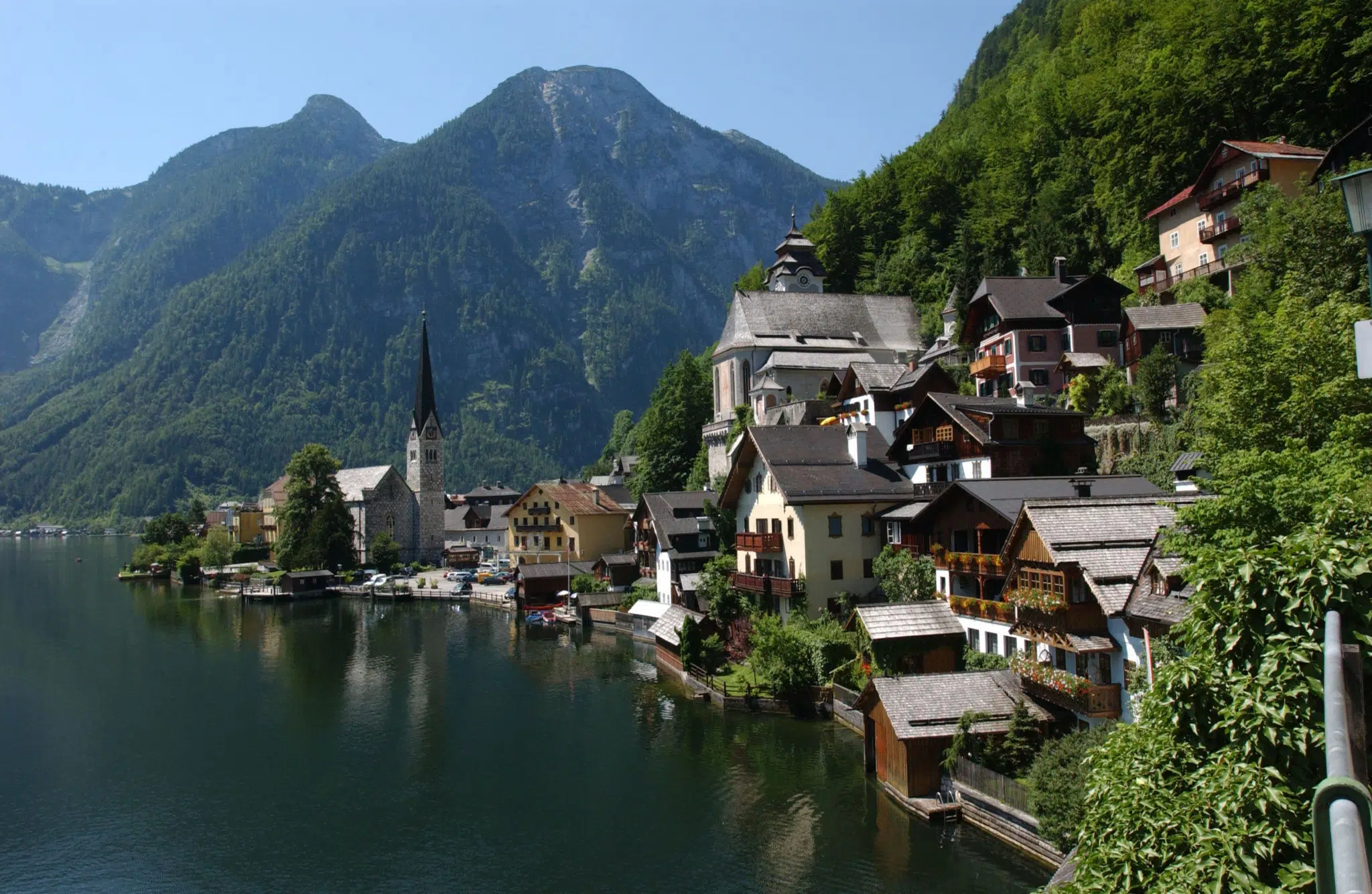 Hallstatt im Salzkammergut in Oberösterreich im Sommer in der Nähe von JUFA Hotels. Der Ort für erholsamen Familienurlaub und einen unvergesslichen Winter- und Wanderurlaub.