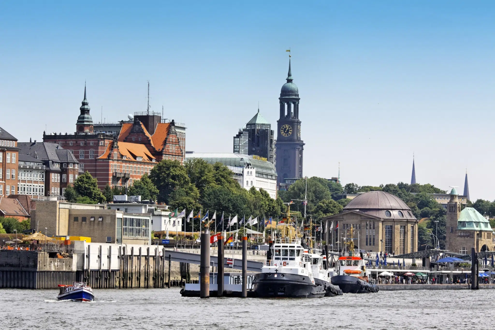 Sie sehen den Hamburger Fischmarkt von der Elbe aus. JUFA Hotels bietet erlebnisreichen Städtetrip für die ganze Familie und den idealen Platz für Ihr Seminar.