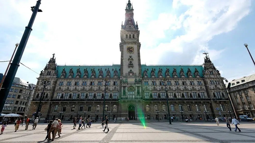 Ihr seht das Rathaus in Hamburg.