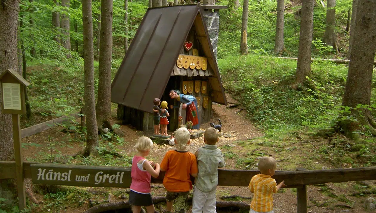 Ihr seht Kinder im Märchenwald