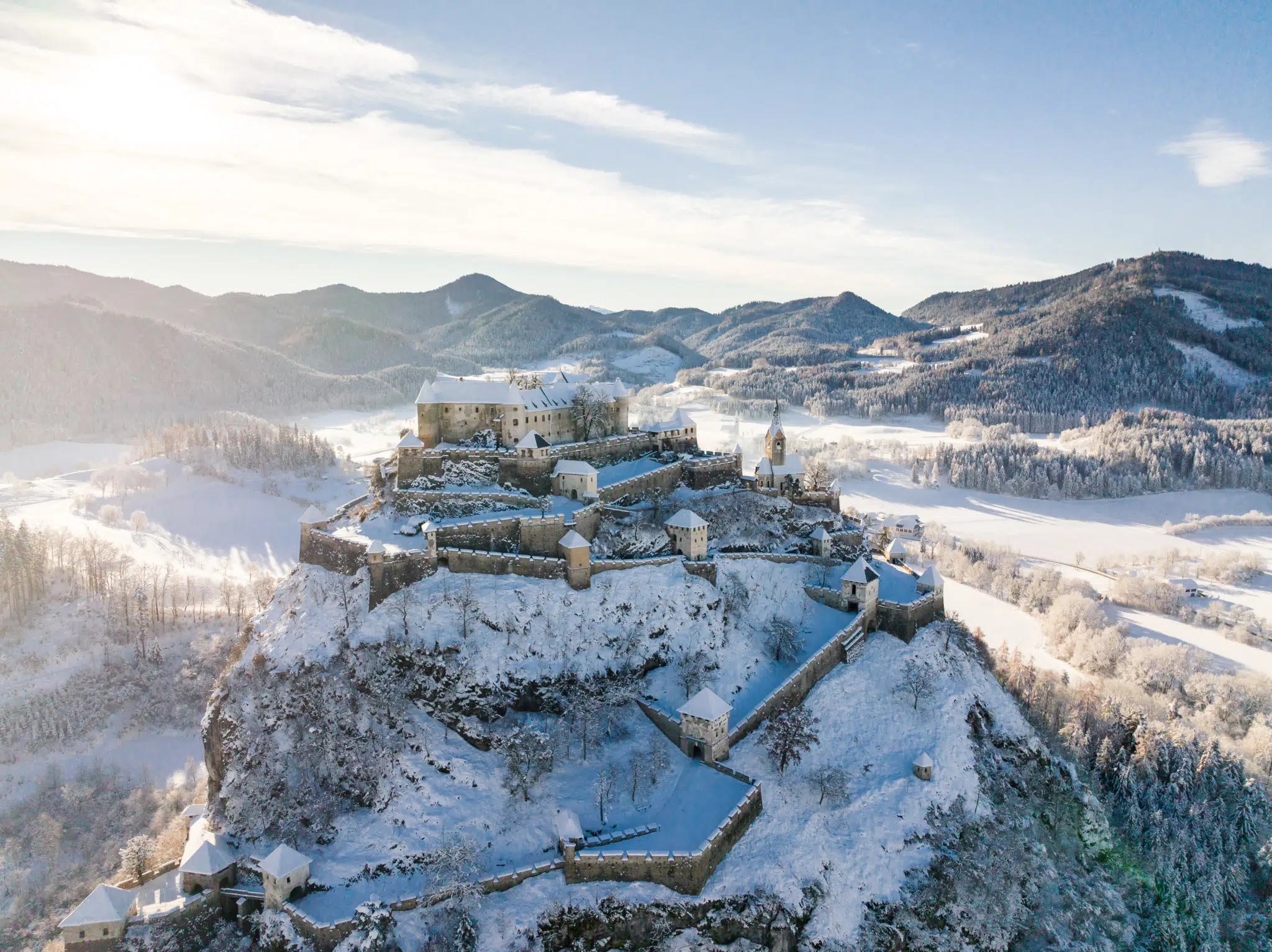 Ihr seht ein Panorama der Burg Hochosterwitz in Kärnten mit Schnee.