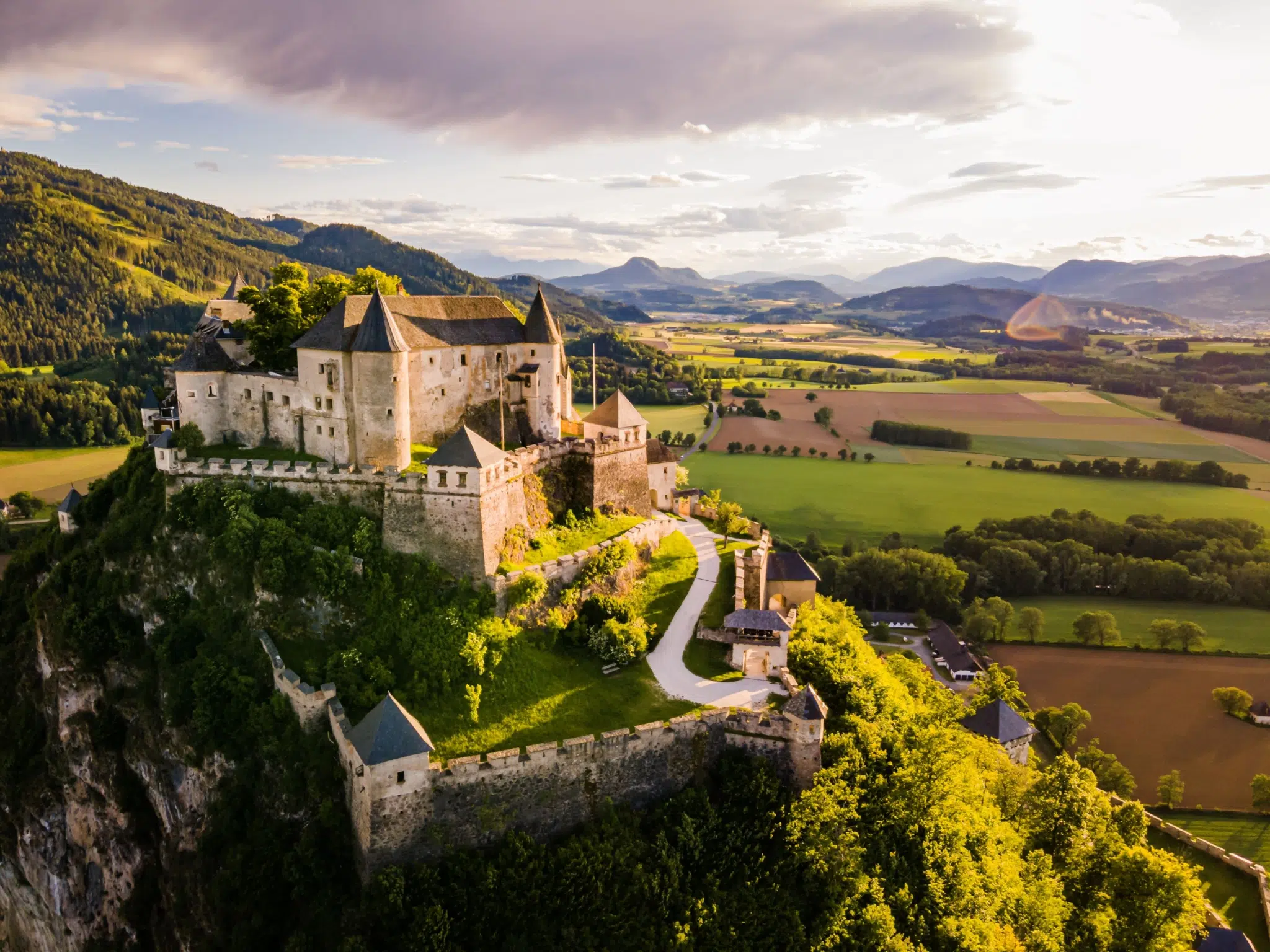 Ihr seht ein Panorama von Burg Hochosterwitz in Kärnten.