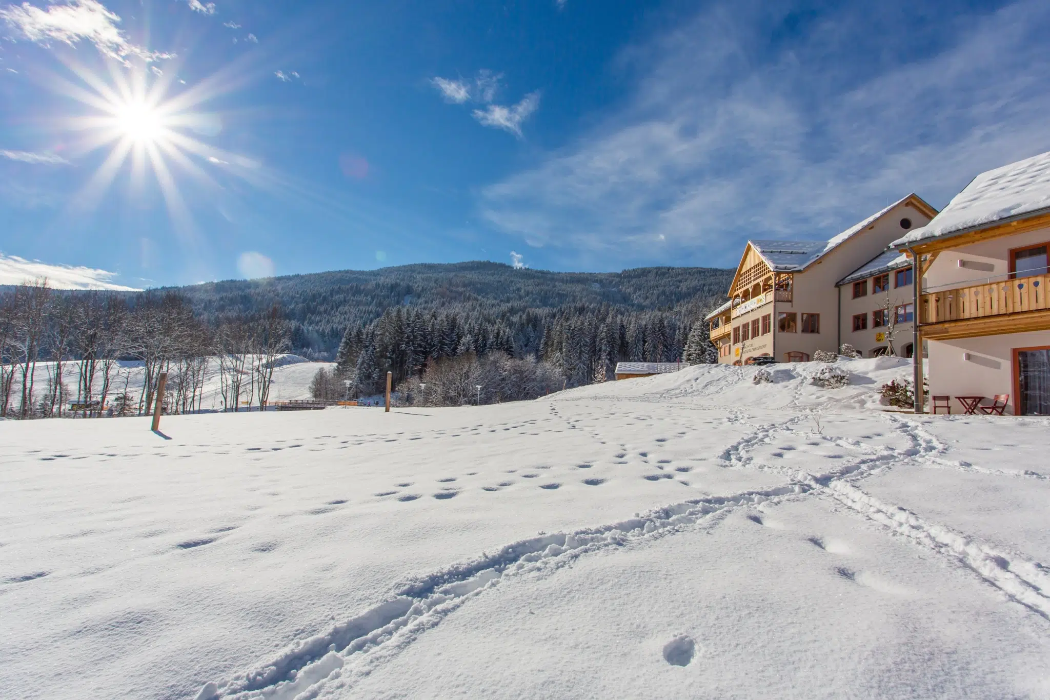 Ihr seht die Außenansicht vom JUFA Hotel Gitschtal*** im Winter.