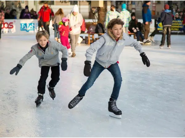 Eislaufspaß auf dem Eislaufplatz in Leibnitz