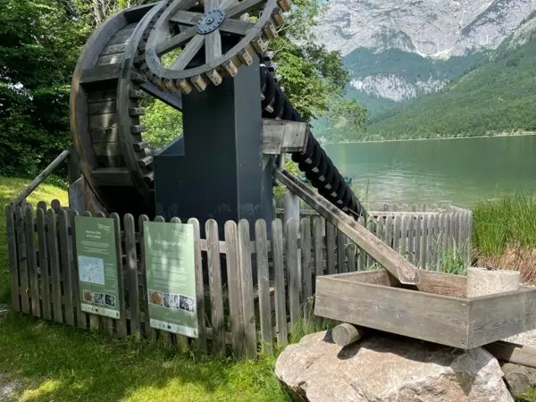 Ihr seht den Spielplatz der Elemente a See