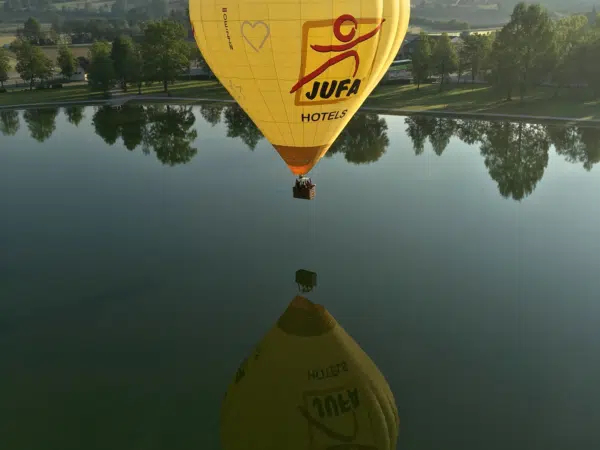 JUFA Heißluftballon direkt über dem Stubenbergsee