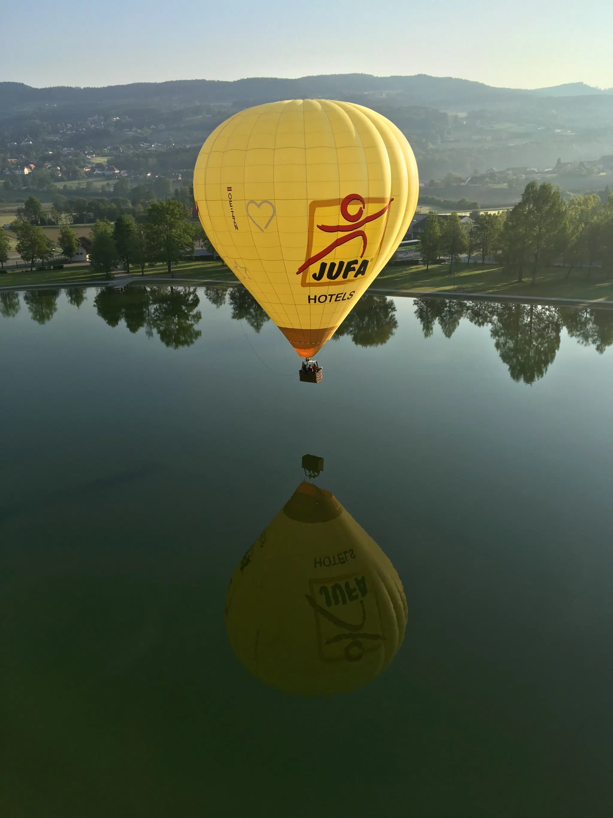 JUFA Heißluftballon direkt über dem Stubenbergsee