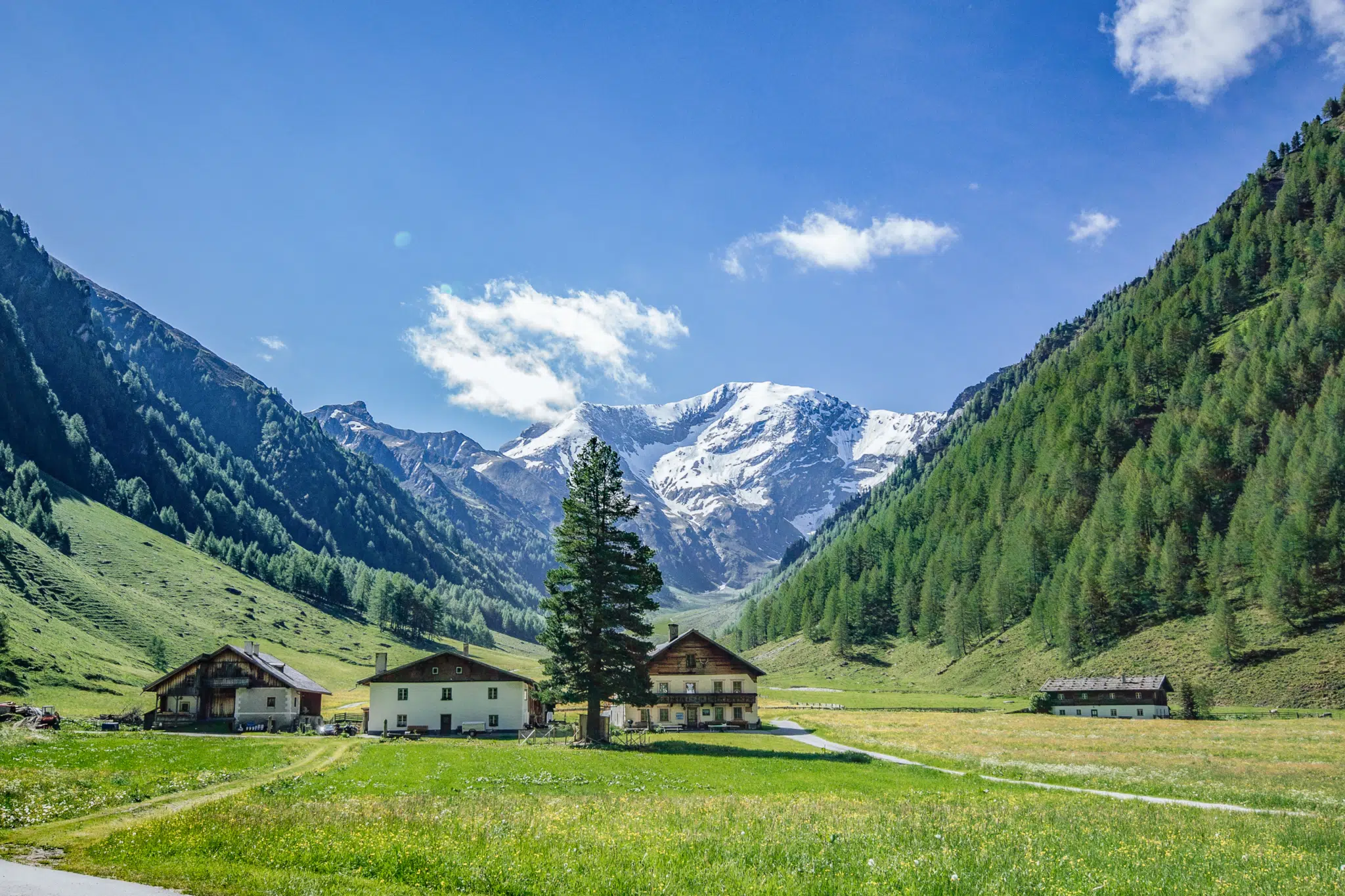 Ihr seht Kasern im Schmirntal. Das JUFA Hotel Wipptal ist der perfekte Ausgangspunkt für einen erlebnisreichen Wander- und Bergurlaub.