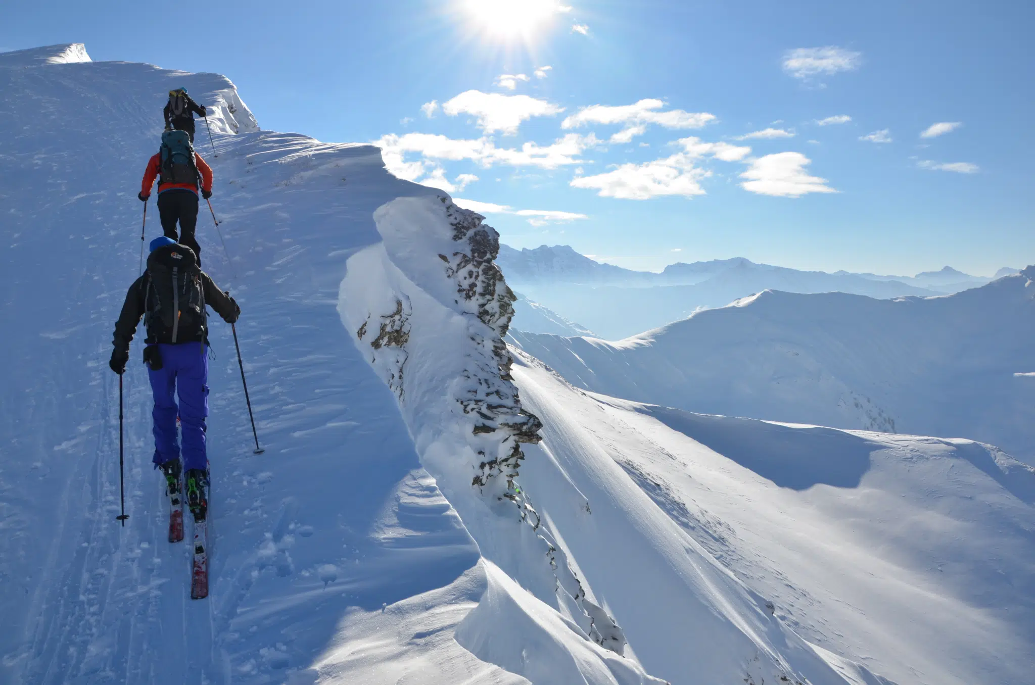 Ihr seht Skitourengeher im Wipptal. Das JUFA Hotel Wipptal ist der ideale Ausgangspunkt für einen unvergesslichen Winterurlaub in Tirol.