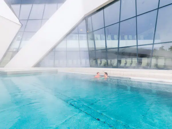 Ihr seht ein Bild vom Außenbereich der KärnthenTherme in Villach.