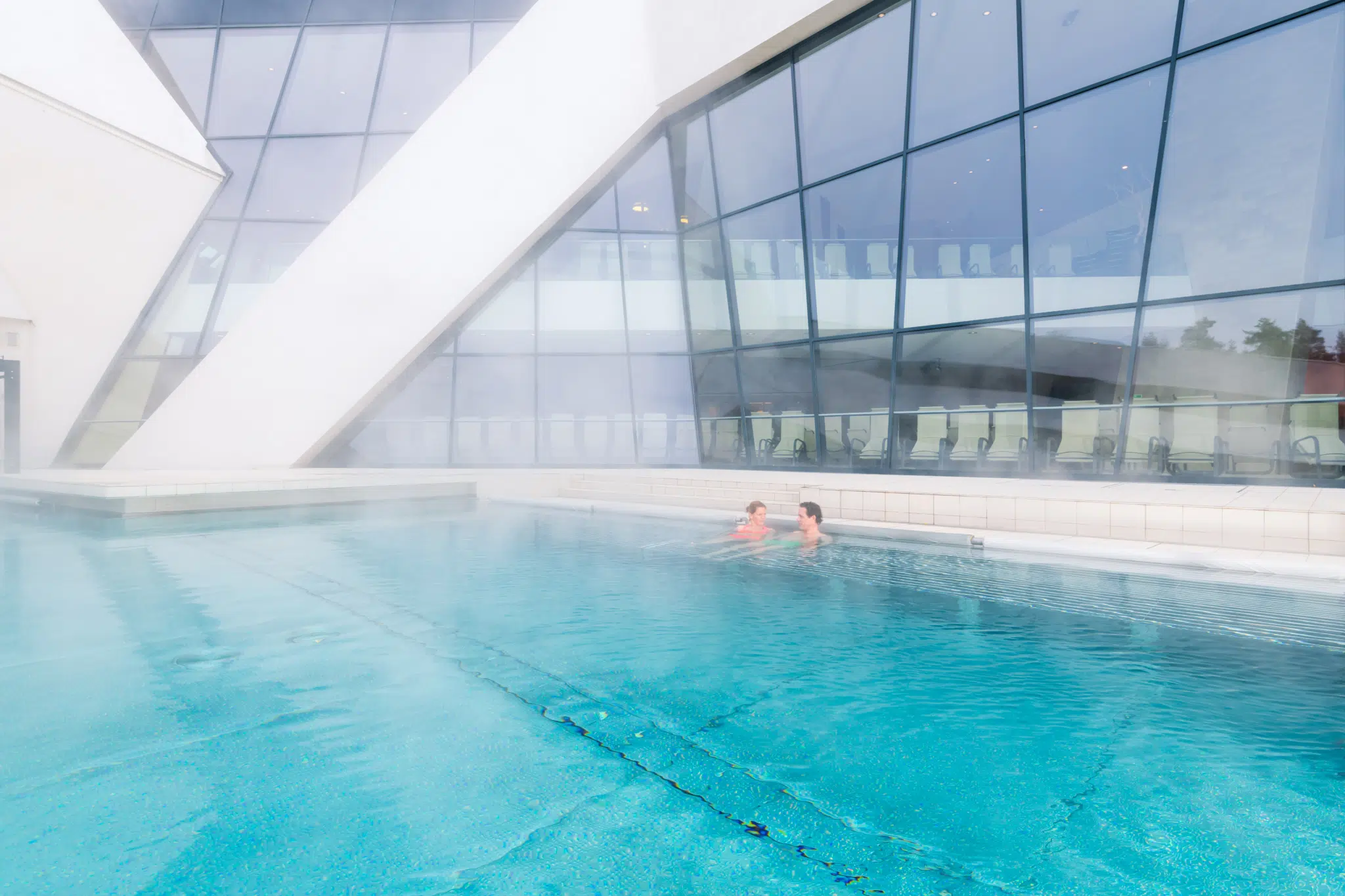 Ihr seht ein Bild vom Außenbereich der KärnthenTherme in Villach.