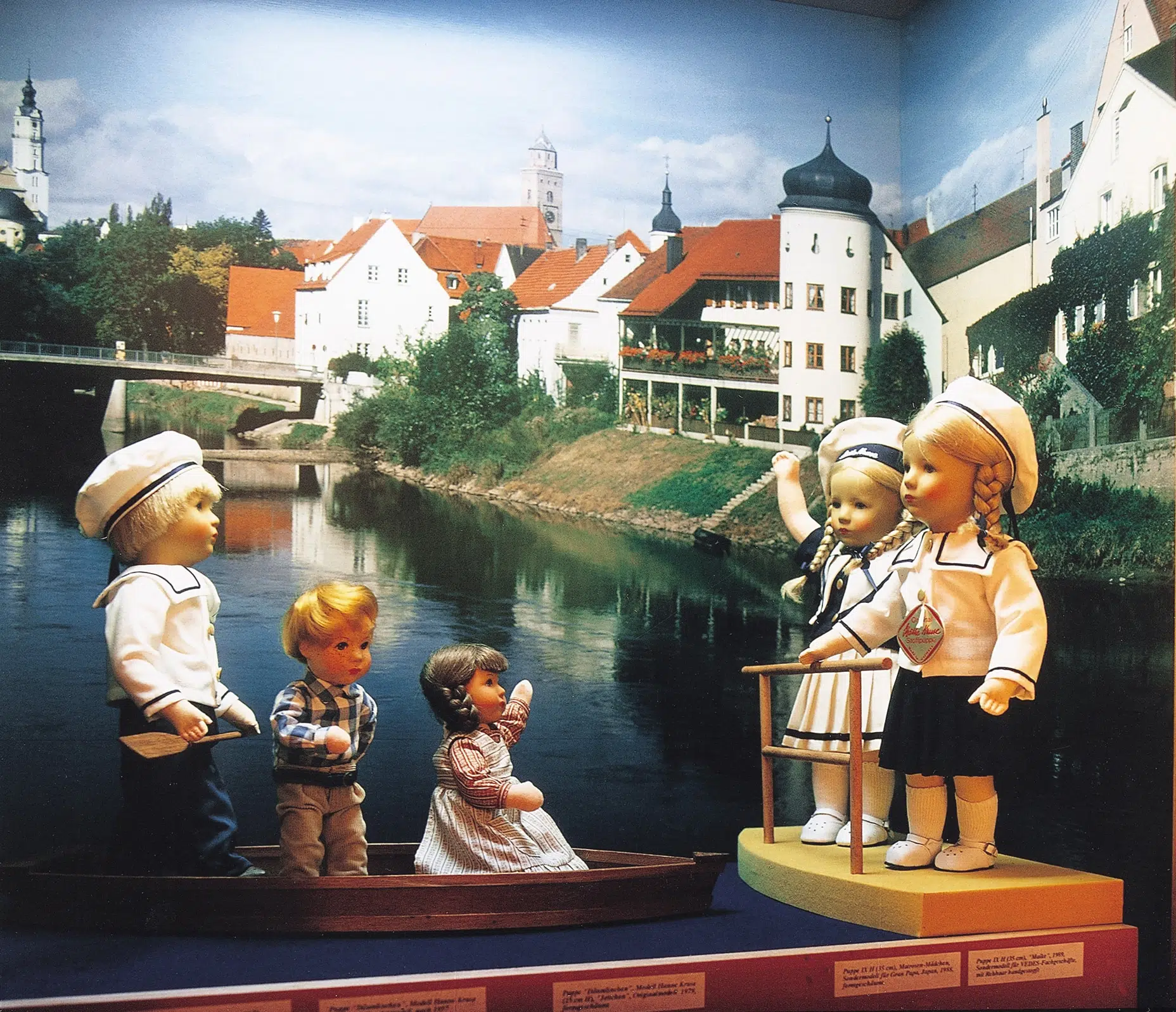 Puppen im Käthe Kruse Puppenmuseum Donauwörth in der Nähe vom JUFA Hotel Nördlingen. Der Ort für erholsamen Familienurlaub und einen unvergesslichen Winter- und Wanderurlaub., deutschland, donauwörth, freizeittipp, highlight, käthe, käthe kruse, kruse, nördlingen, puppen, puppenmuseum