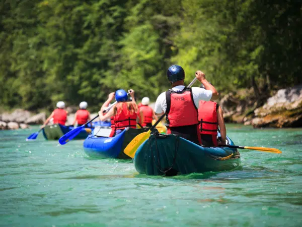 Kanutour zur Teambuilding mit Gruppe auf Fluss