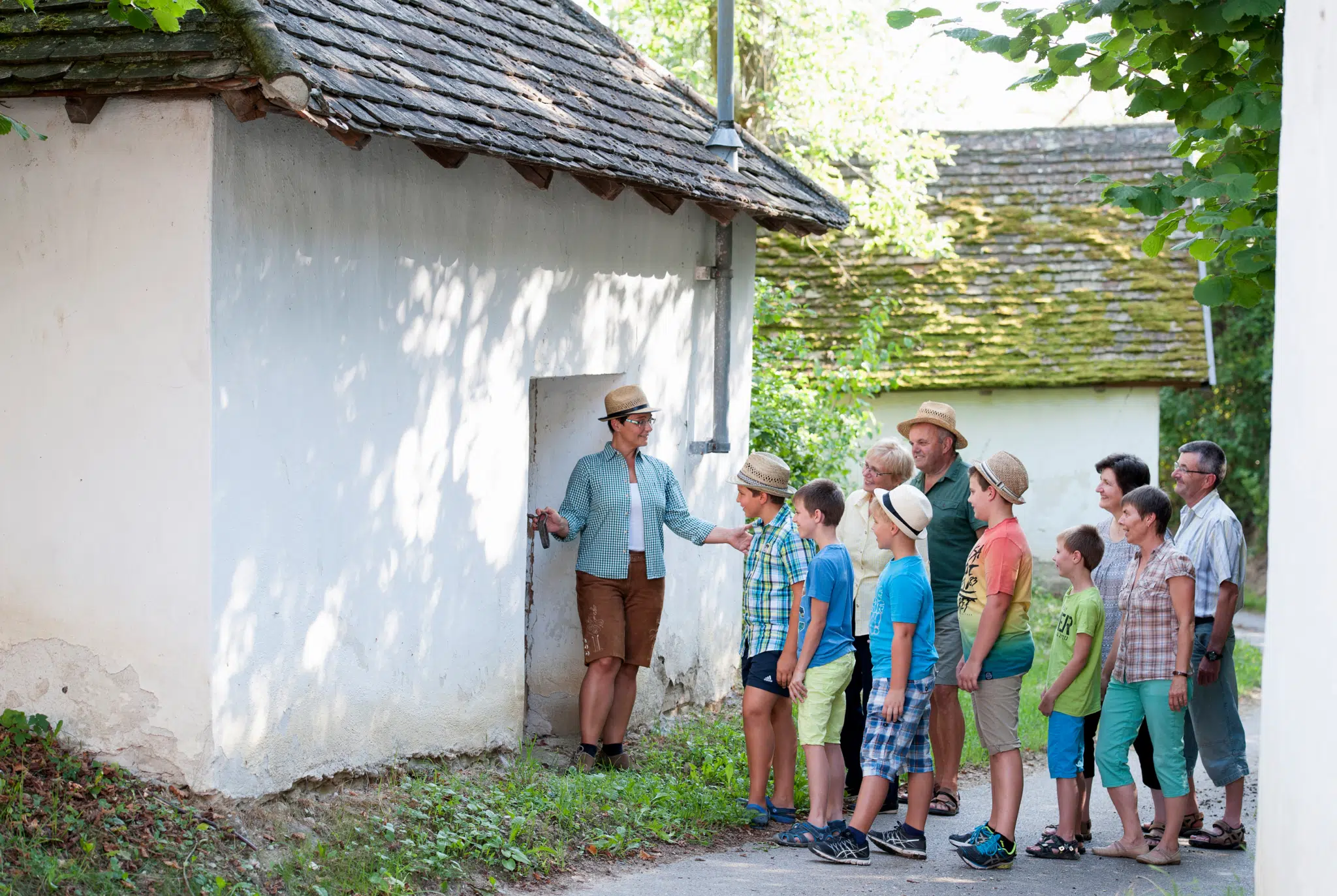 Ihr seht hier eine Gruppe von Urlaubern bei der Tour der Kellergassen im Weinviertel