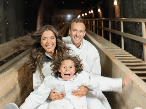 Ihr seht eine Familie auf der Rutsche in den Salzwelten.