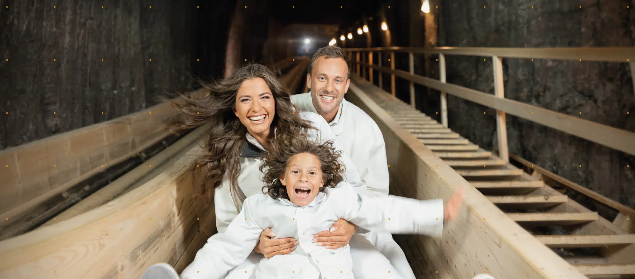 Ihr seht eine Familie auf der Rutsche in den Salzwelten.