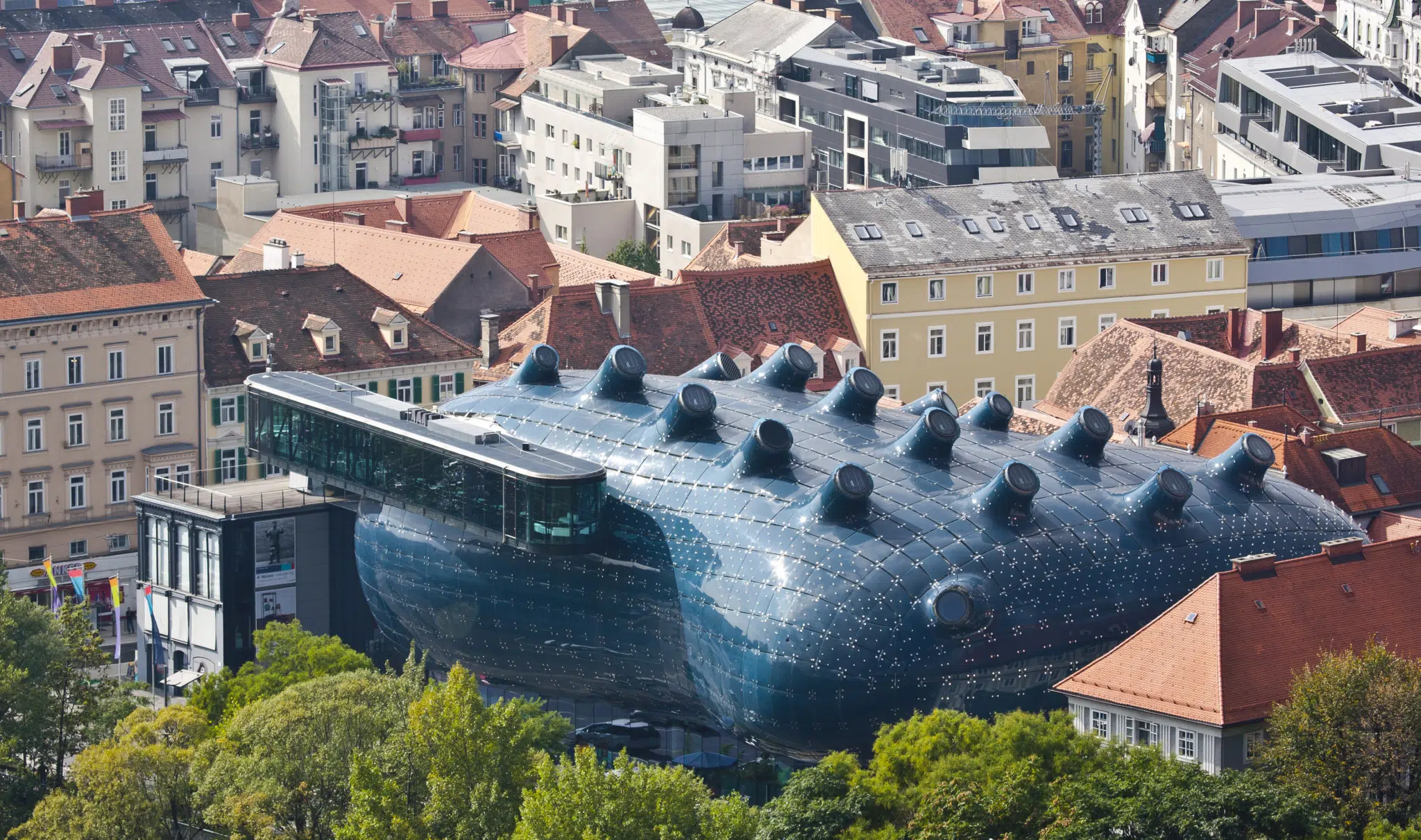 Ihr seht das Kunsthaus Graz vom Schlossberg aus.