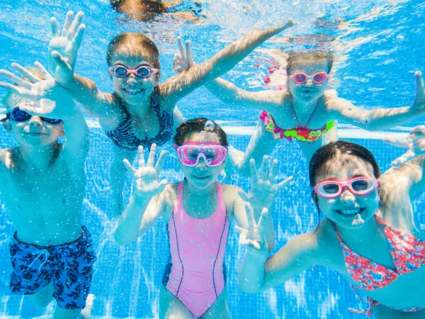 Kinder unter Wasser beim Baden