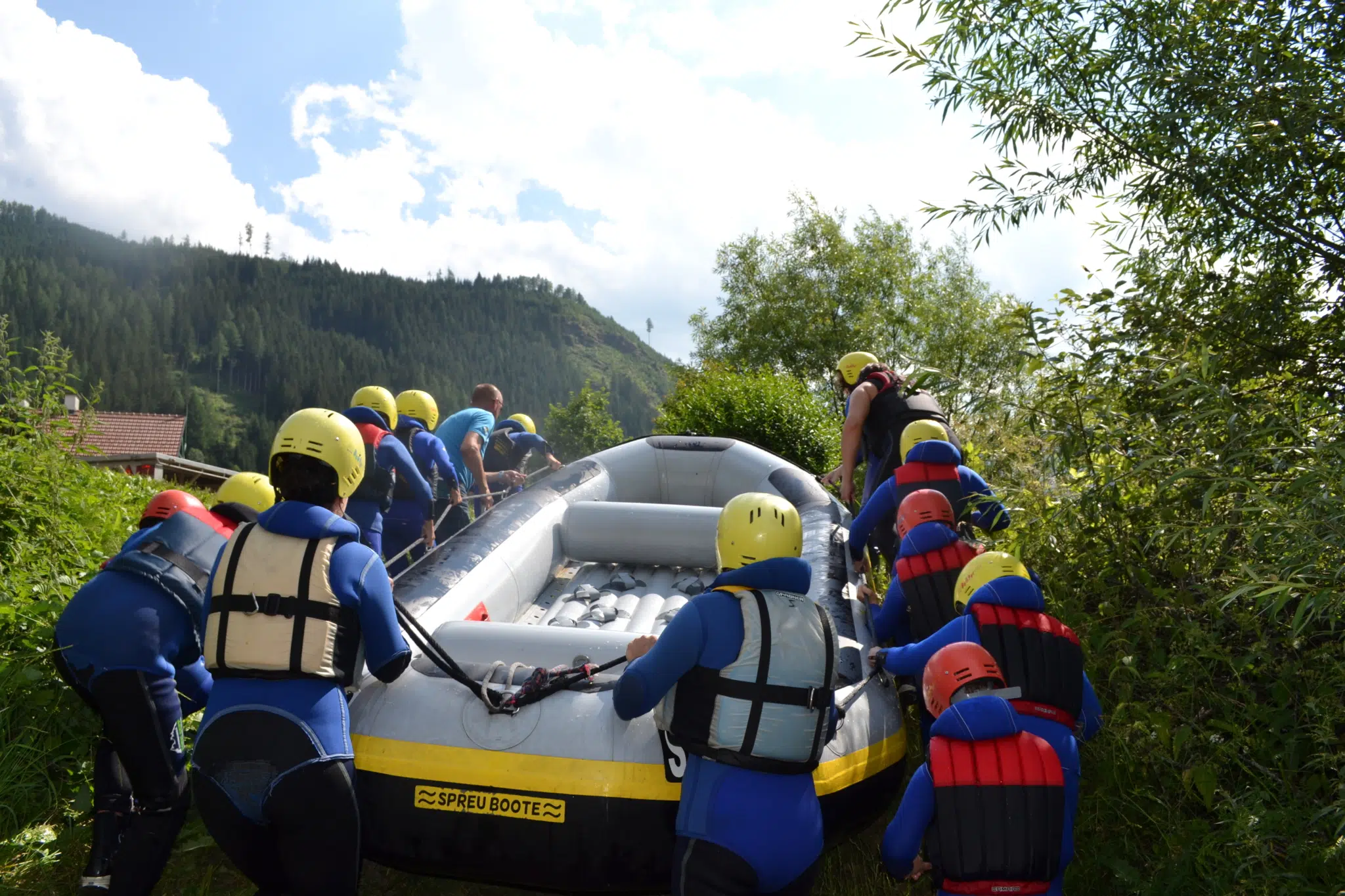 Sie sehen den BRIO Wellenreiter im Ravensburger Spieleland im Sommer nahe JUFA Hotels. Der Ort für erholsamen Familienurlaub und einen unvergesslichen Winter- und Wanderurlaub.