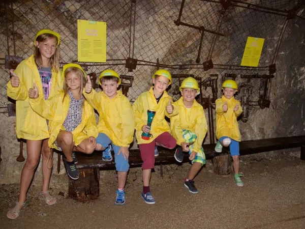 Kindergruppe gibt die Daumen hoch für das Schaubergwerk in Knappenberg.