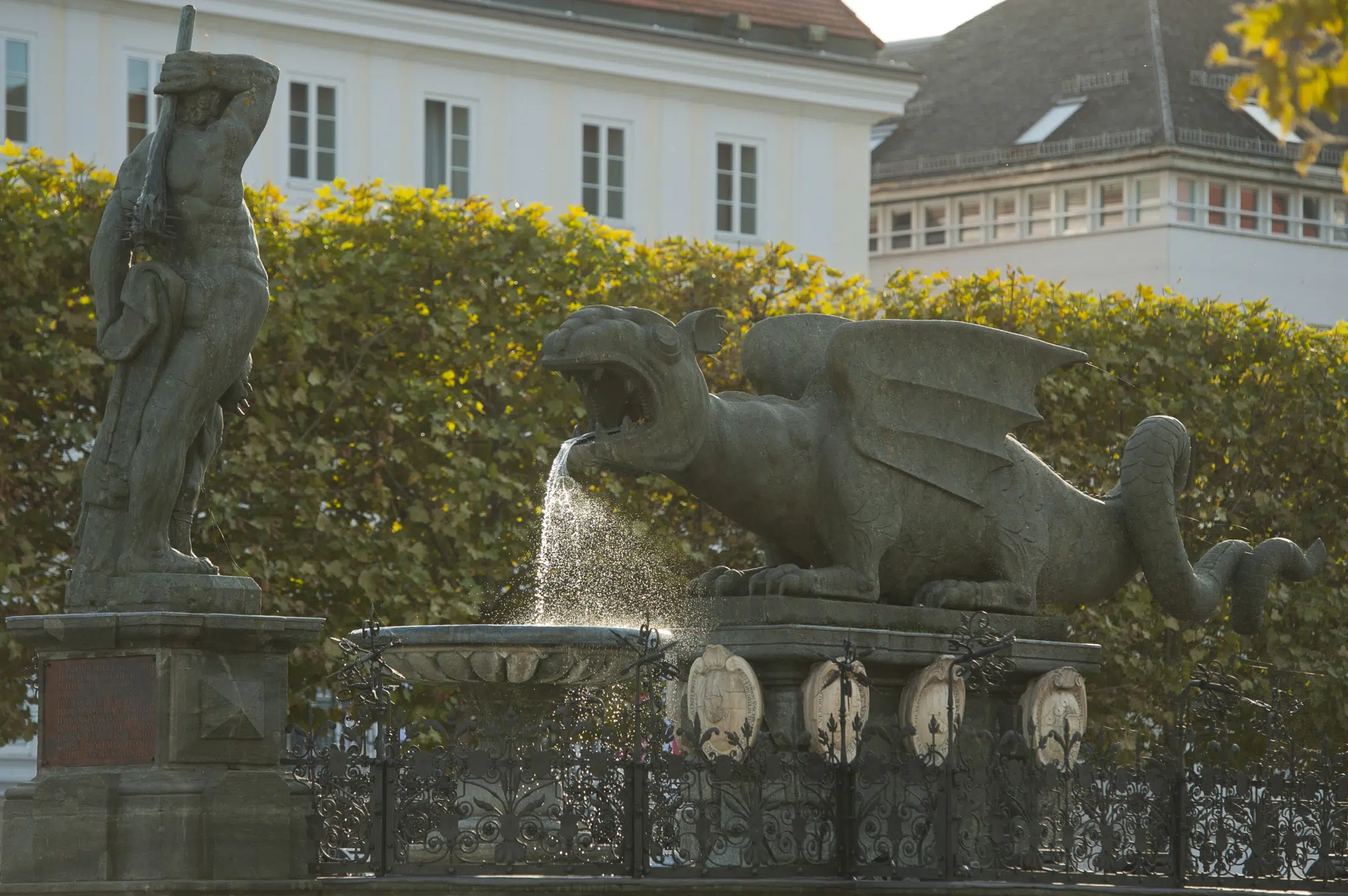 Ihr seht den Lindwurmbrunnen in Klagenfurt in Kärnten im Sommer.