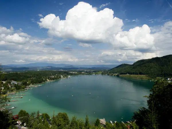 Ihr seht den Klopeiner See in Südkärnten im Sommer.