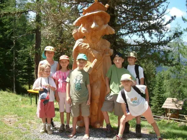 Ihr seht König Waldgeist mit Kindergruppe in den Nockbergen.