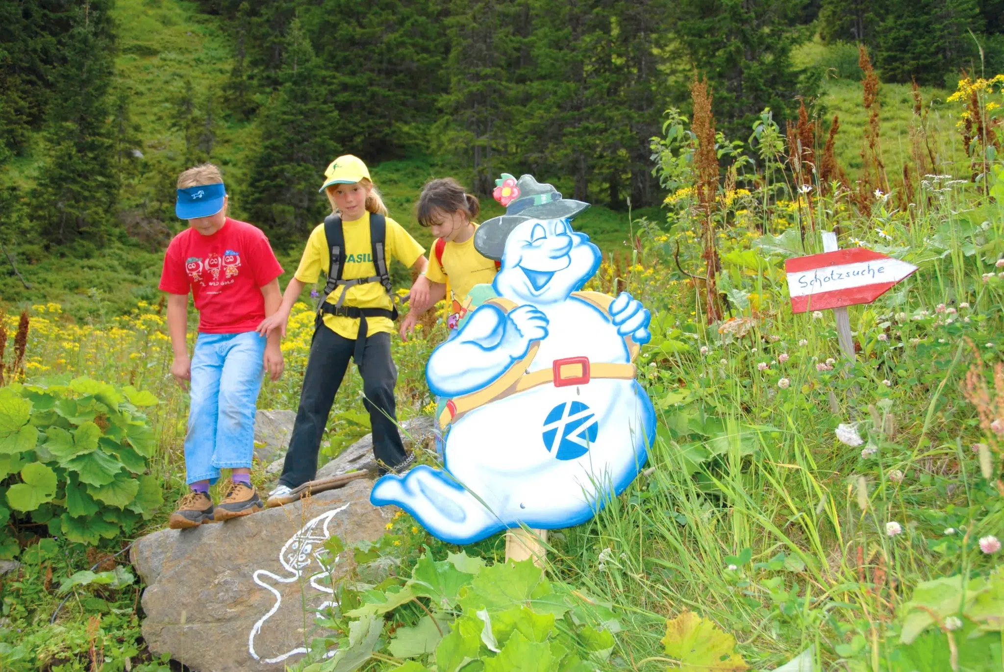 Kinder bei der Krispini Kinderschatzsuche auf der Riesner Alm in Donnersbachwald. JUFA Hotels bietet kinderfreundlichen und erlebnisreichen Urlaub für die ganze Familie.