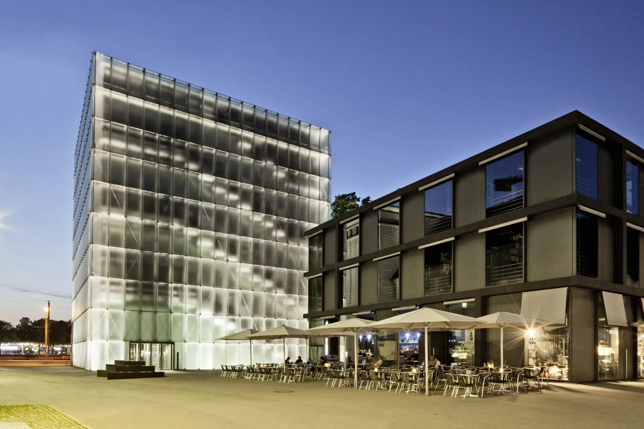 Kunsthaus Bregenz bei Abendstimmung in Vorarlberg in der Nähe vom JUFA Hotel Bregenz am Bodensee. Der Ort für erlebnisreichen Städtetrip für die ganze Familie und der ideale Platz für Ihr Seminar.