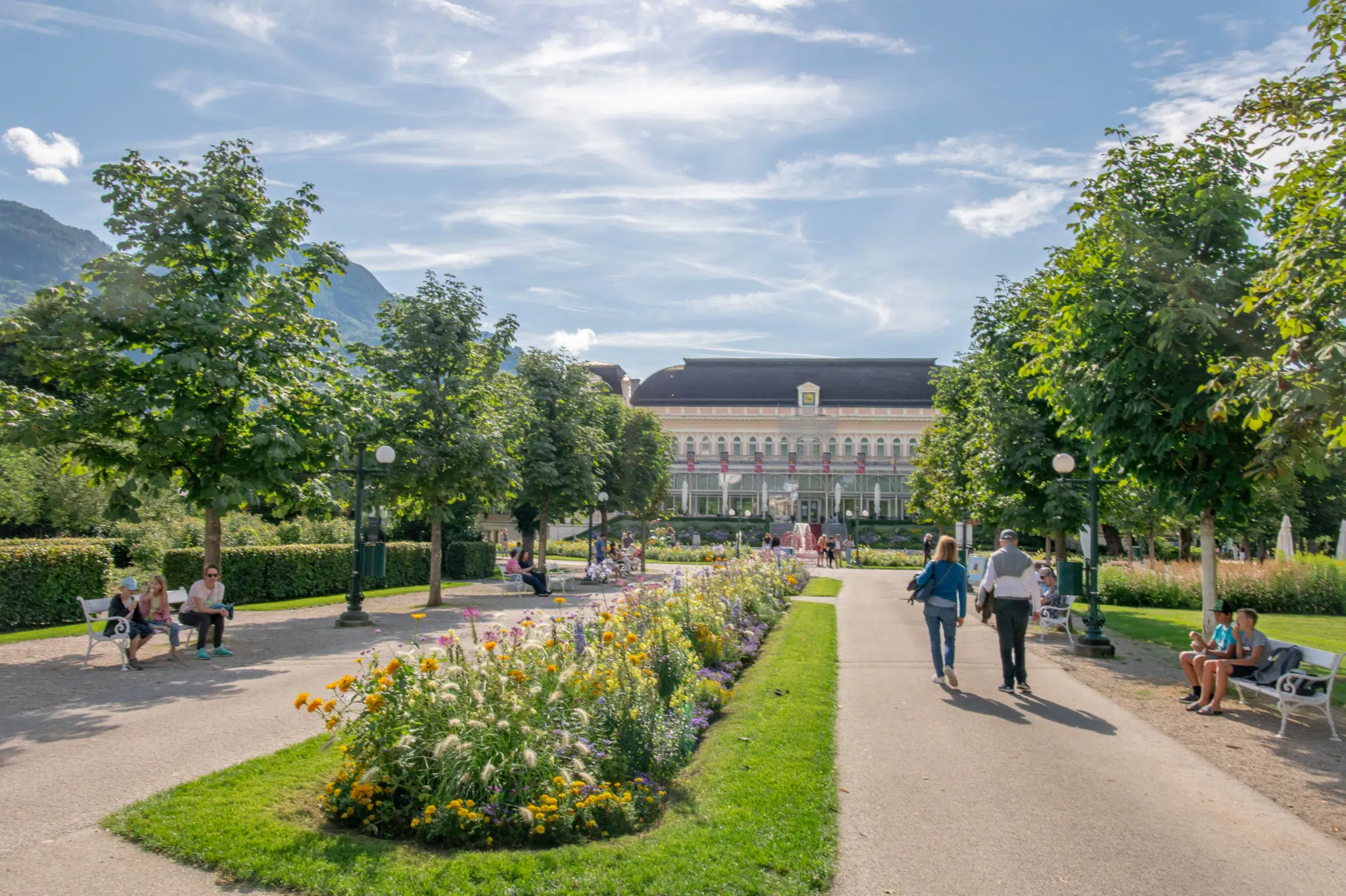 Ihr seht den Kurpark und das Kongresshaus von Bad Ischl im Sommer. Ihr Ausflugstipp aus dem Ausseerland im steirischen Salzkammergut.