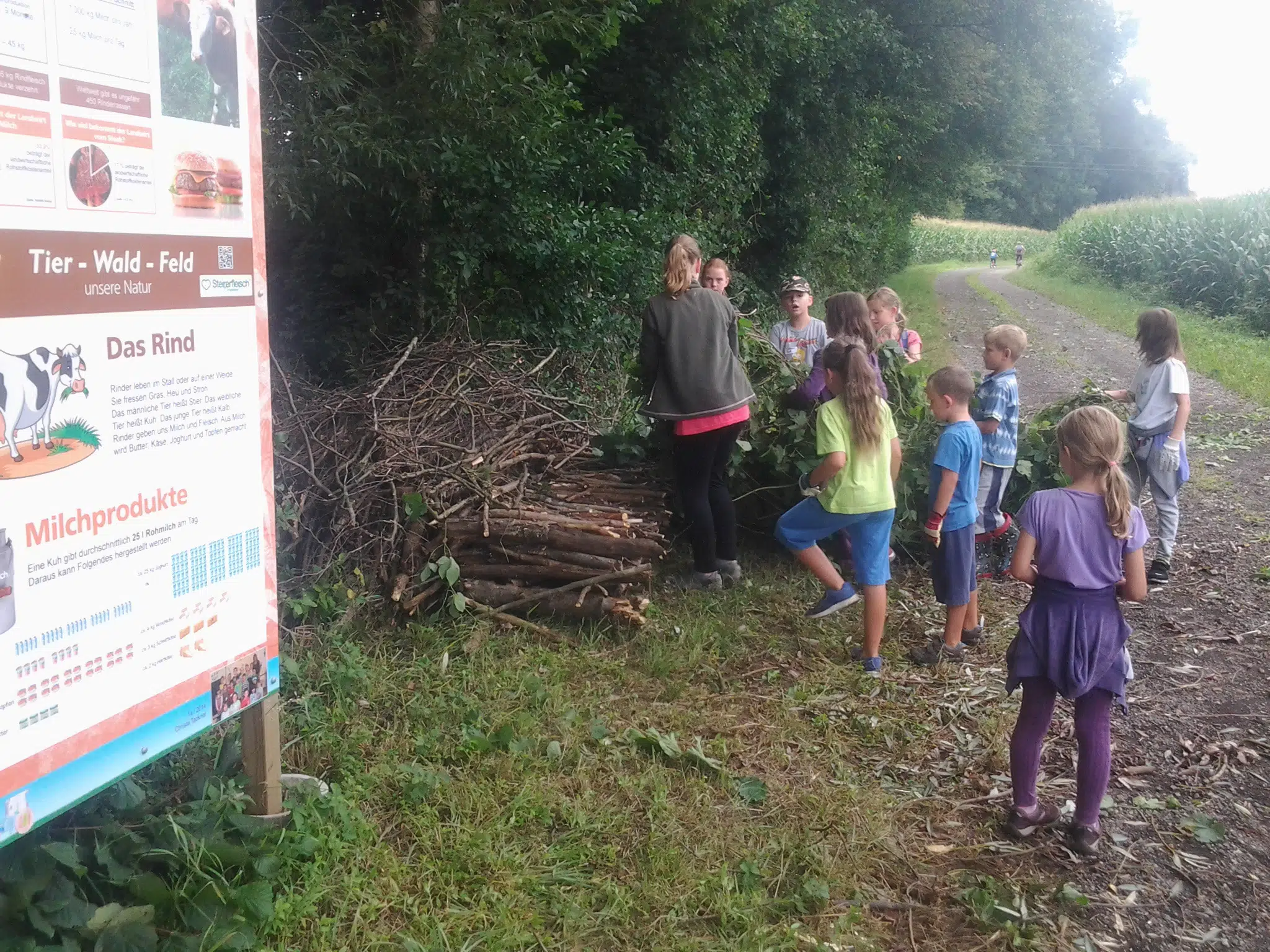 Kinder gehen auf Entdeckungstour am Landwirtschaftlichen Themenweg in der Gemeinde Gnas. JUFA Hotels bietet euch den Ort für erlebnisreichen Natururlaub für die ganze Familie.