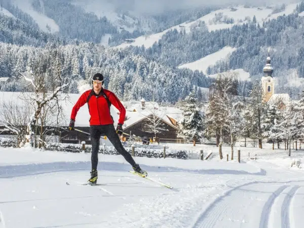 Ihr seht einen Mann beim Langlaufen in Altenmarkt-Zauchensee.