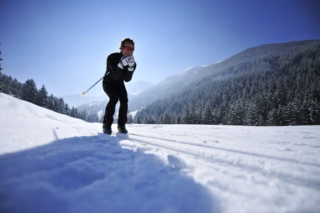 Langläufer auf wundervoller Langlaufloipe in Steg in Liechtenstein. JUFA Hotels bietet erholsamen Familienurlaub und einen unvergesslichen Winterurlaub.