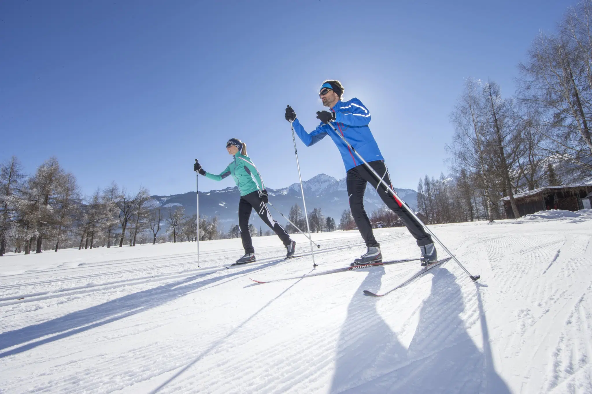 Ihr seht zwei Personen beim Langlaufen im Winter in Zell am See-Kaprun.