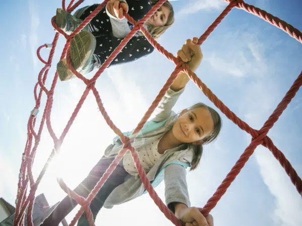 Mädchen beim Klettern am Spielplatz in Weiz