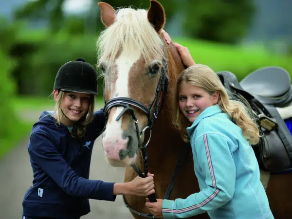 Mädchen mit Pferd in der Natur