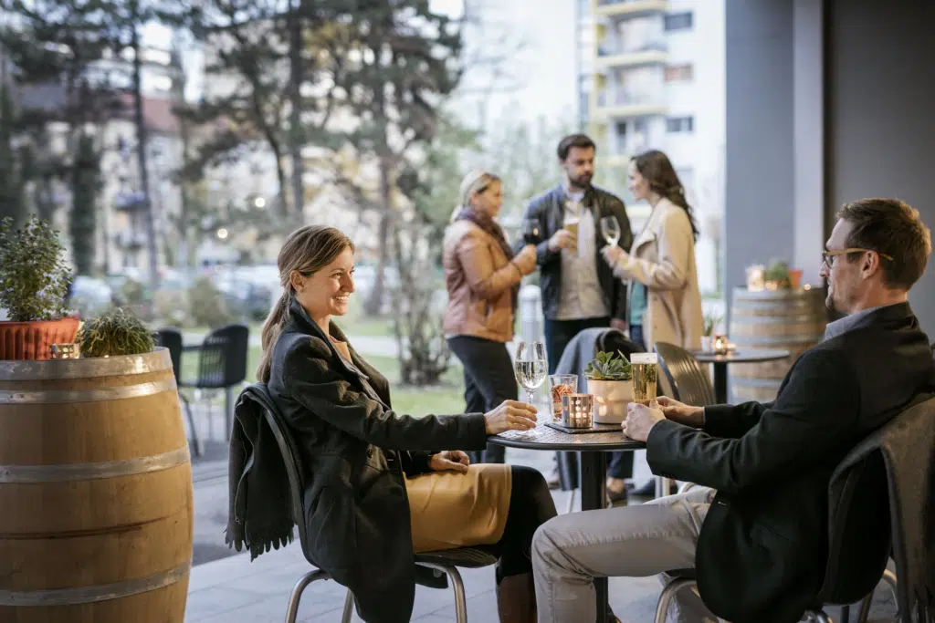 Sie sehen Menschen beim Afterwork auf der Terrasse im JUFA Hotel Graz City***. Der Ort für erfolgreiche und kreative Seminare in abwechslungsreichen Regionen.